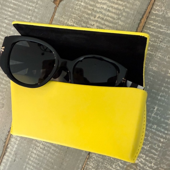 Marc Jacobs Chic Black Sunglasses with gold accent. Classic style. - Picture 6 of 10